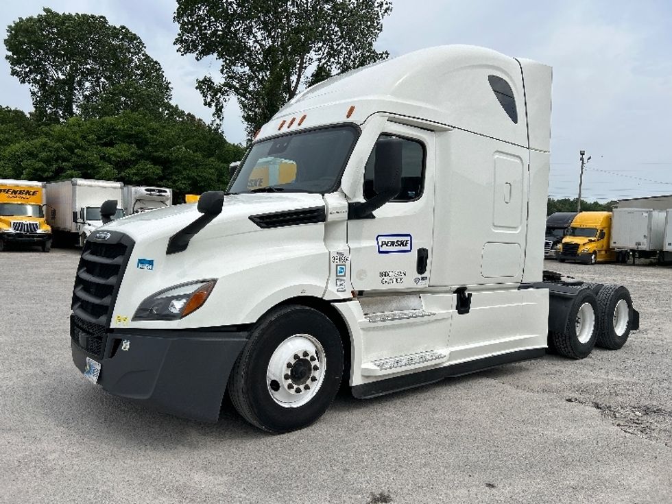 2022 Freightliner Cascadia 126" Sleeper Cab photo 3