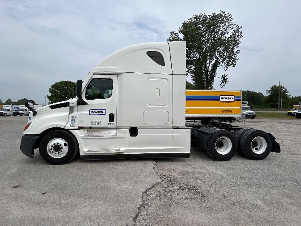 2022 Freightliner Cascadia 126" Sleeper Cab photo 4