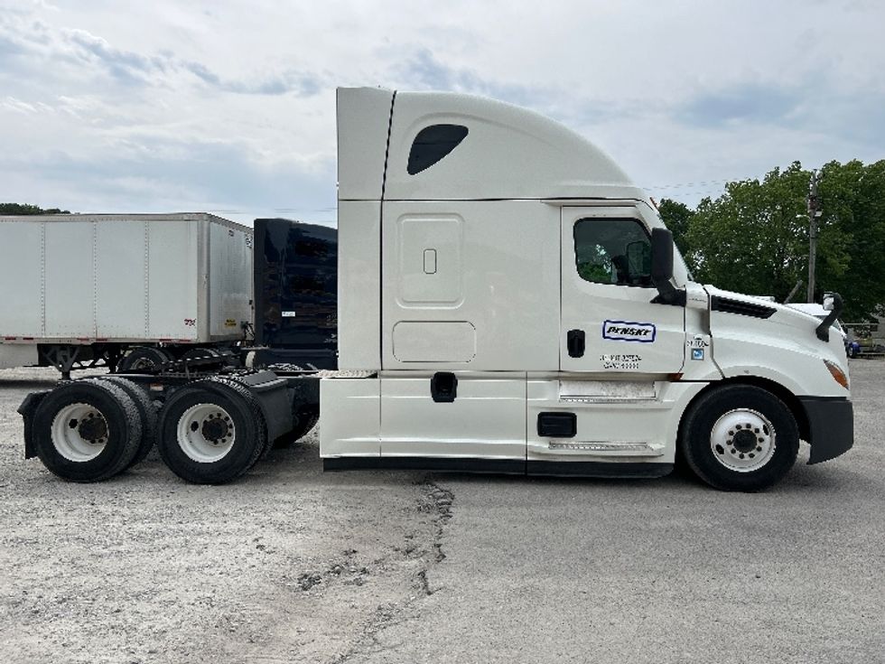 Sleeper Tractor-Heavy Duty Tractors-Freightliner-2022-T12664ST-Jackson-TN-392,797\n\t\tmiles-$ 83,750 - Image 8