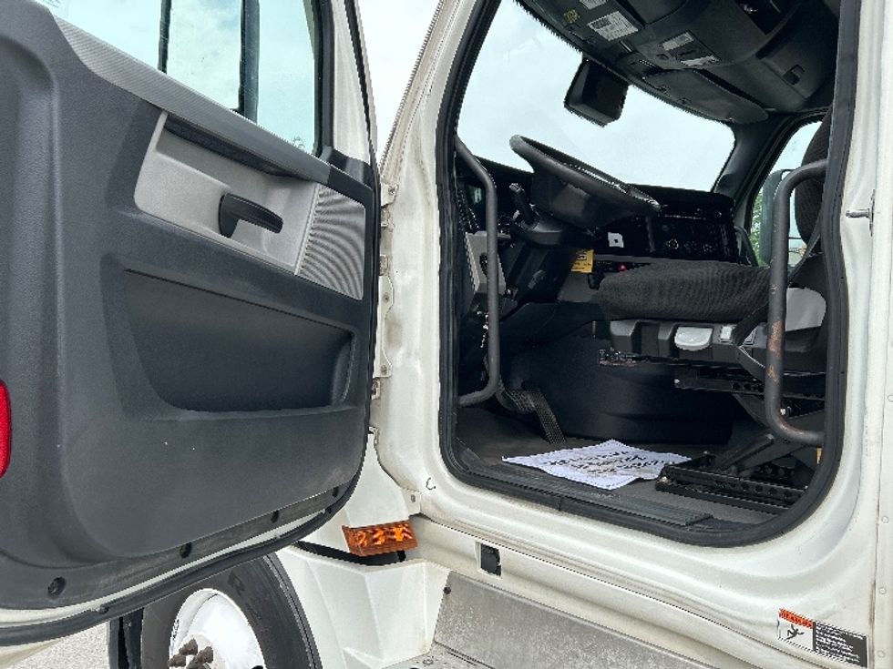 Sleeper Tractor-Heavy Duty Tractors-Freightliner-2022-T12664ST-Jackson-TN-392,797\n\t\tmiles-$ 83,750 - Image 9