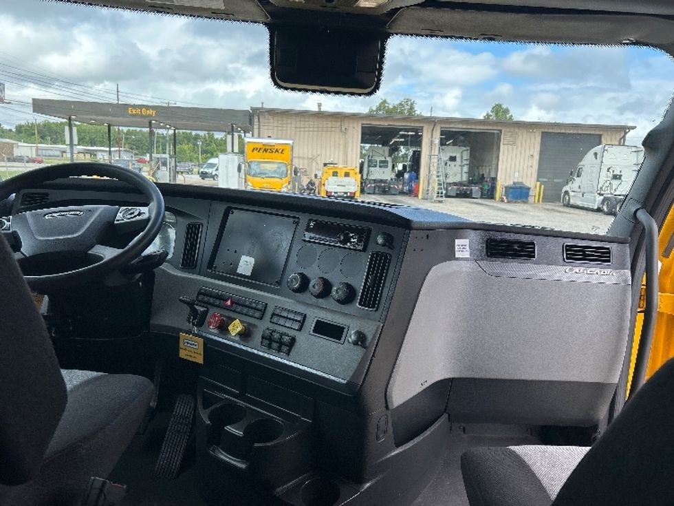 Sleeper Tractor-Heavy Duty Tractors-Freightliner-2022-T12664ST-Jackson-TN-426,644\n\t\tmiles-$ 74,500 - Image 12