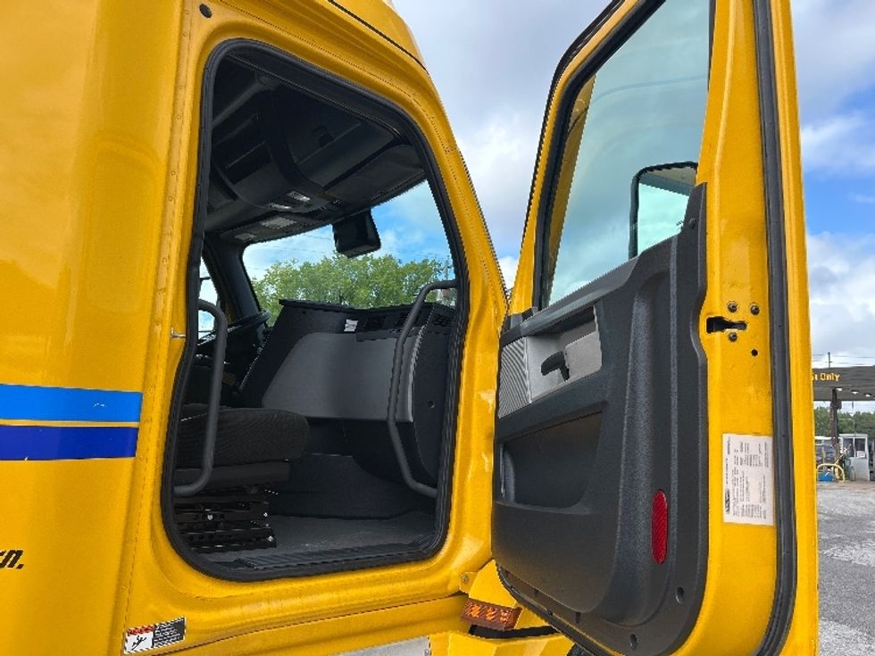 Sleeper Tractor-Heavy Duty Tractors-Freightliner-2022-T12664ST-Jackson-TN-426,644\n\t\tmiles-$ 74,500 - Image 13