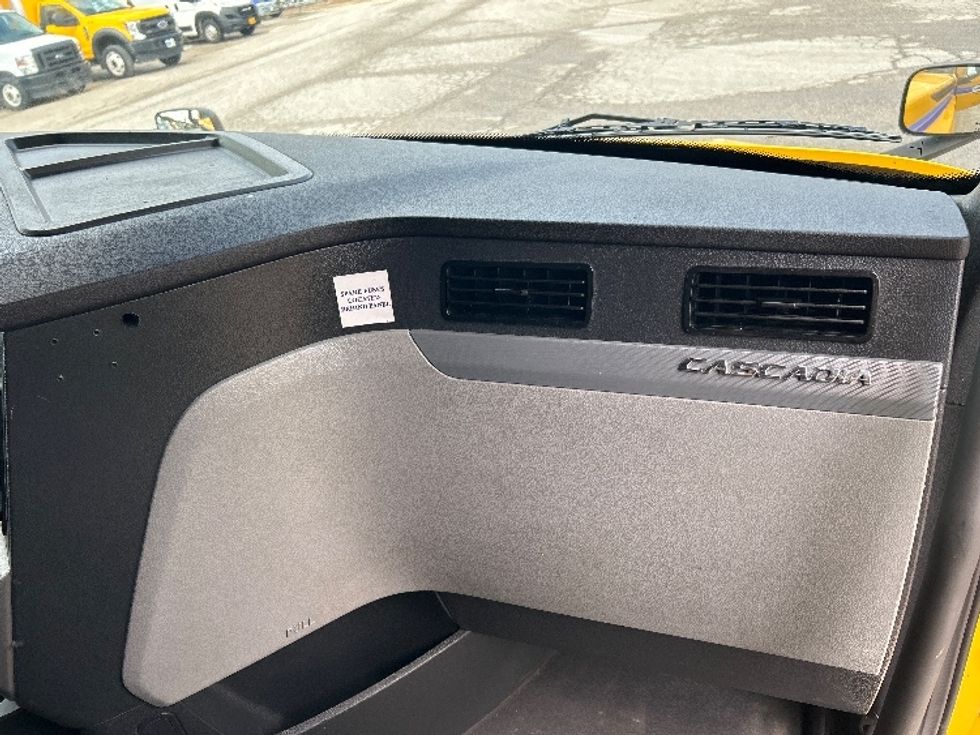 Sleeper Tractor-Heavy Duty Tractors-Freightliner-2022-T12664ST-Jackson-TN-426,644\n\t\tmiles-$ 74,500 - Image 14