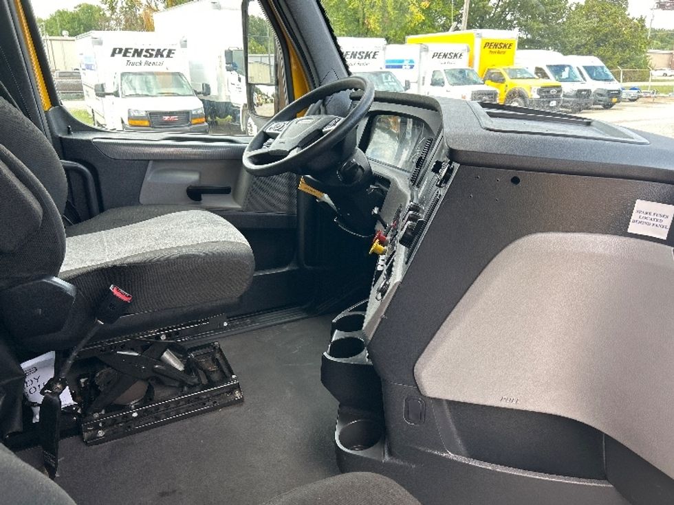 Sleeper Tractor-Heavy Duty Tractors-Freightliner-2022-T12664ST-Jackson-TN-426,644\n\t\tmiles-$ 74,500 - Image 15