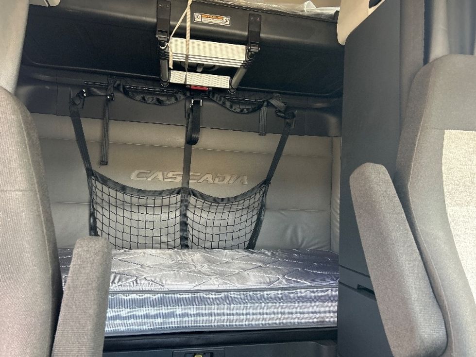 Sleeper Tractor-Heavy Duty Tractors-Freightliner-2022-T12664ST-Jackson-TN-426,644\n\t\tmiles-$ 74,500 - Image 16