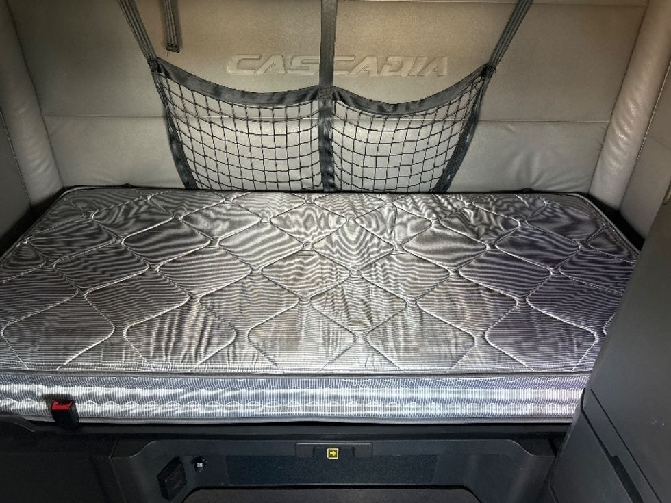 Sleeper Tractor-Heavy Duty Tractors-Freightliner-2022-T12664ST-Jackson-TN-426,644\n\t\tmiles-$ 74,500 - Image 17