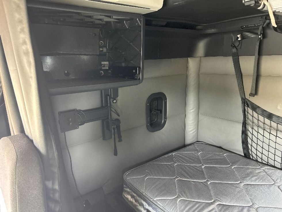 Sleeper Tractor-Heavy Duty Tractors-Freightliner-2022-T12664ST-Jackson-TN-426,644\n\t\tmiles-$ 74,500 - Image 19