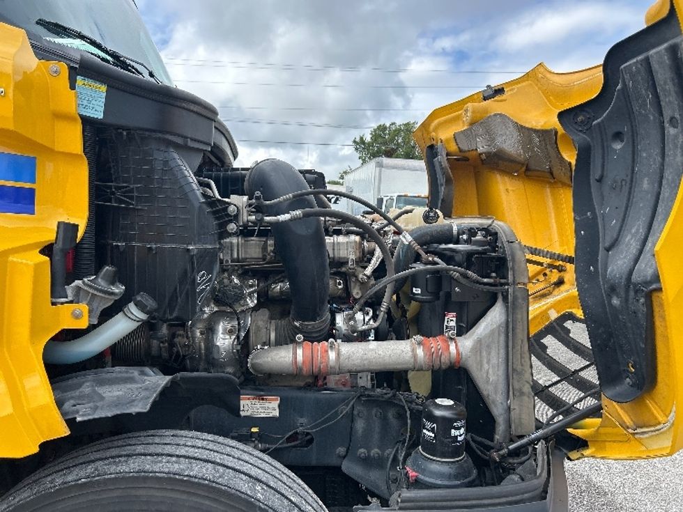 Sleeper Tractor-Heavy Duty Tractors-Freightliner-2022-T12664ST-Jackson-TN-426,644\n\t\tmiles-$ 74,500 - Image 20