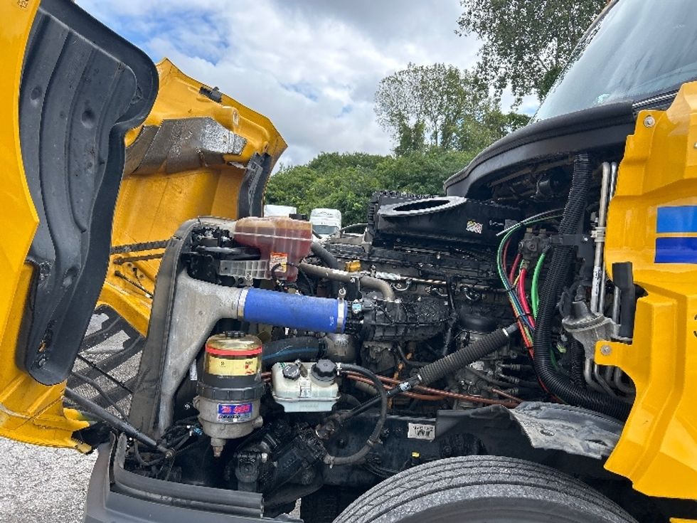 Sleeper Tractor-Heavy Duty Tractors-Freightliner-2022-T12664ST-Jackson-TN-426,644\n\t\tmiles-$ 74,500 - Image 21