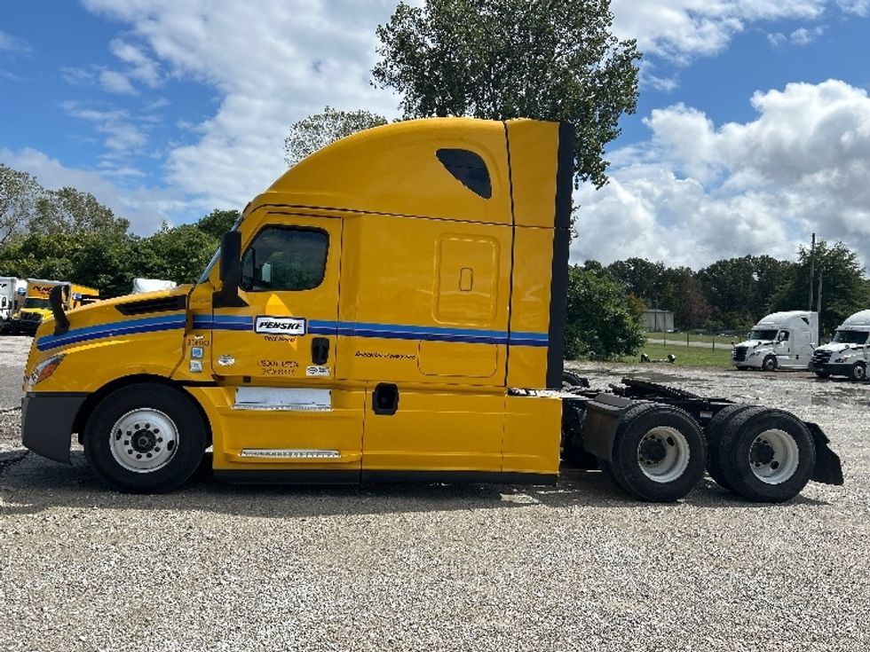 Sleeper Tractor-Heavy Duty Tractors-Freightliner-2022-T12664ST-Jackson-TN-426,644\n\t\tmiles-$ 74,500 - Image 4