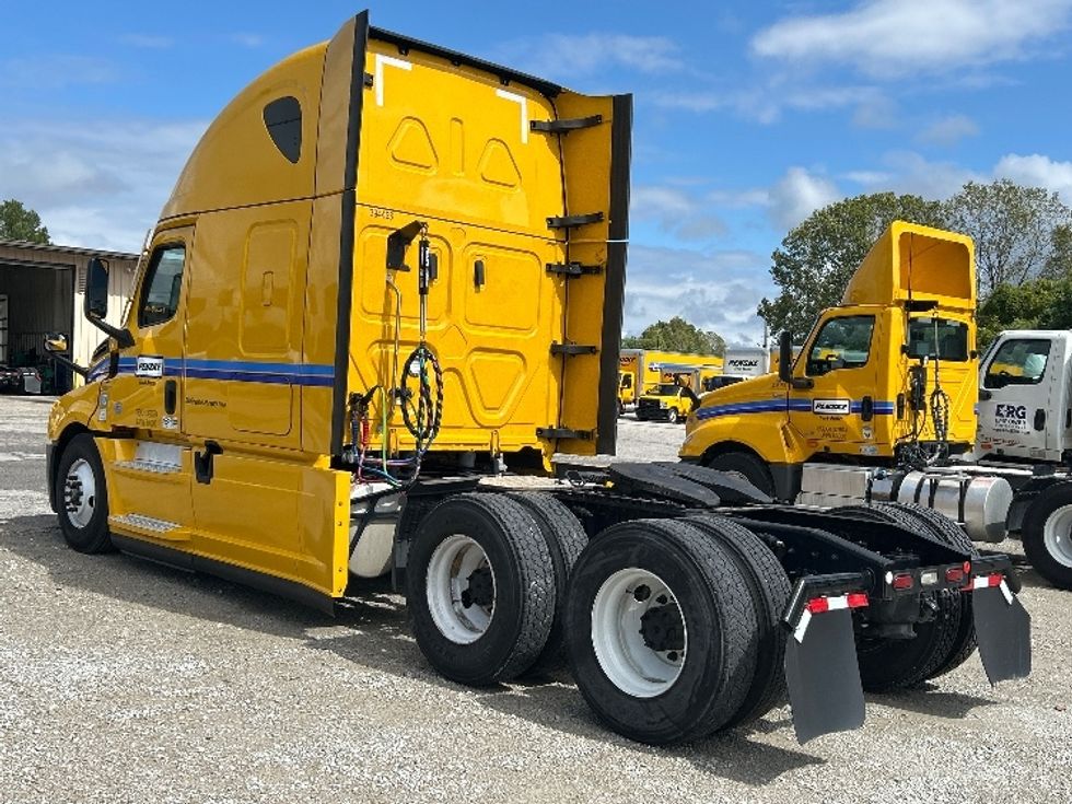 Sleeper Tractor-Heavy Duty Tractors-Freightliner-2022-T12664ST-Jackson-TN-426,644\n\t\tmiles-$ 74,500 - Image 5