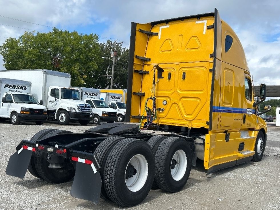Sleeper Tractor-Heavy Duty Tractors-Freightliner-2022-T12664ST-Jackson-TN-426,644\n\t\tmiles-$ 74,500 - Image 7