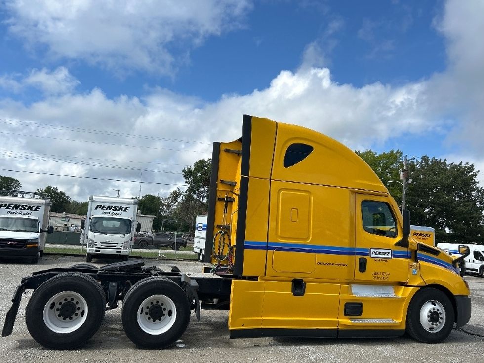 Sleeper Tractor-Heavy Duty Tractors-Freightliner-2022-T12664ST-Jackson-TN-426,644\n\t\tmiles-$ 74,500 - Image 8