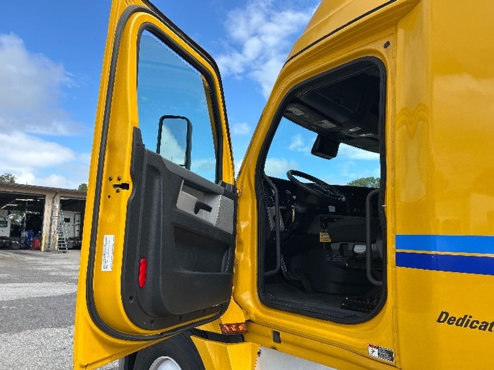 Sleeper Tractor-Heavy Duty Tractors-Freightliner-2022-T12664ST-Jackson-TN-426,644\n\t\tmiles-$ 74,500 - Image 9