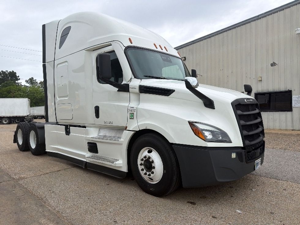 Sleeper Tractor-Heavy Duty Tractors-Freightliner-2022-T12664ST-Jackson-TN-540,068\n\t\tmiles-$ 65,250 - Image 1