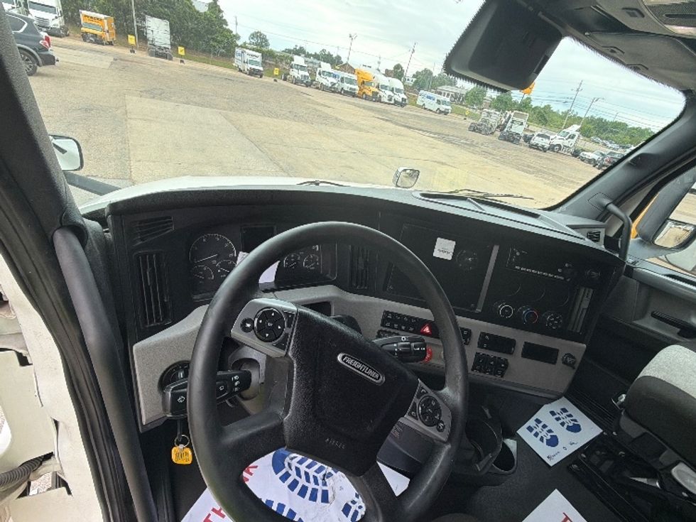 Sleeper Tractor-Heavy Duty Tractors-Freightliner-2022-T12664ST-Jackson-TN-540,068\n\t\tmiles-$ 65,250 - Image 11
