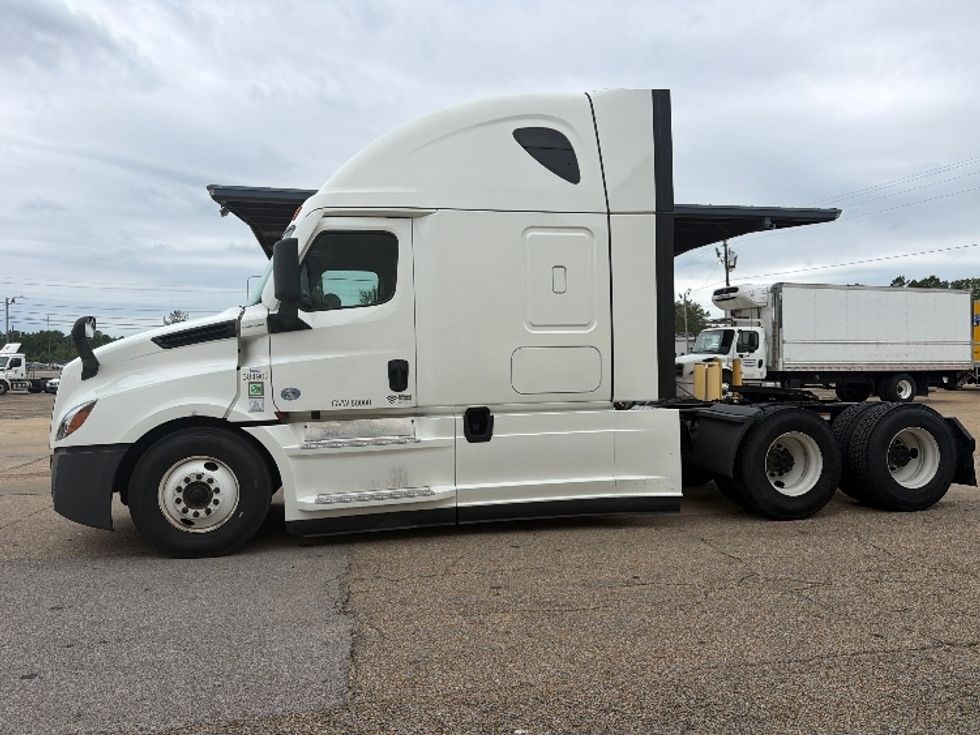 Sleeper Tractor-Heavy Duty Tractors-Freightliner-2022-T12664ST-Jackson-TN-540,068\n\t\tmiles-$ 65,250 - Image 4