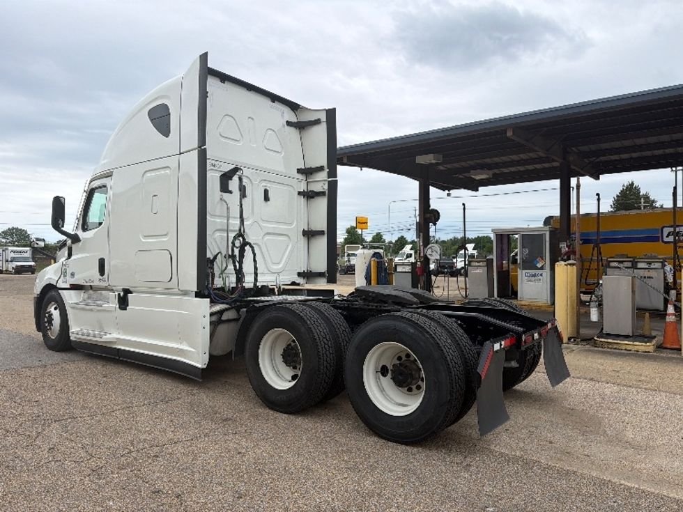 Sleeper Tractor-Heavy Duty Tractors-Freightliner-2022-T12664ST-Jackson-TN-540,068\n\t\tmiles-$ 65,250 - Image 5