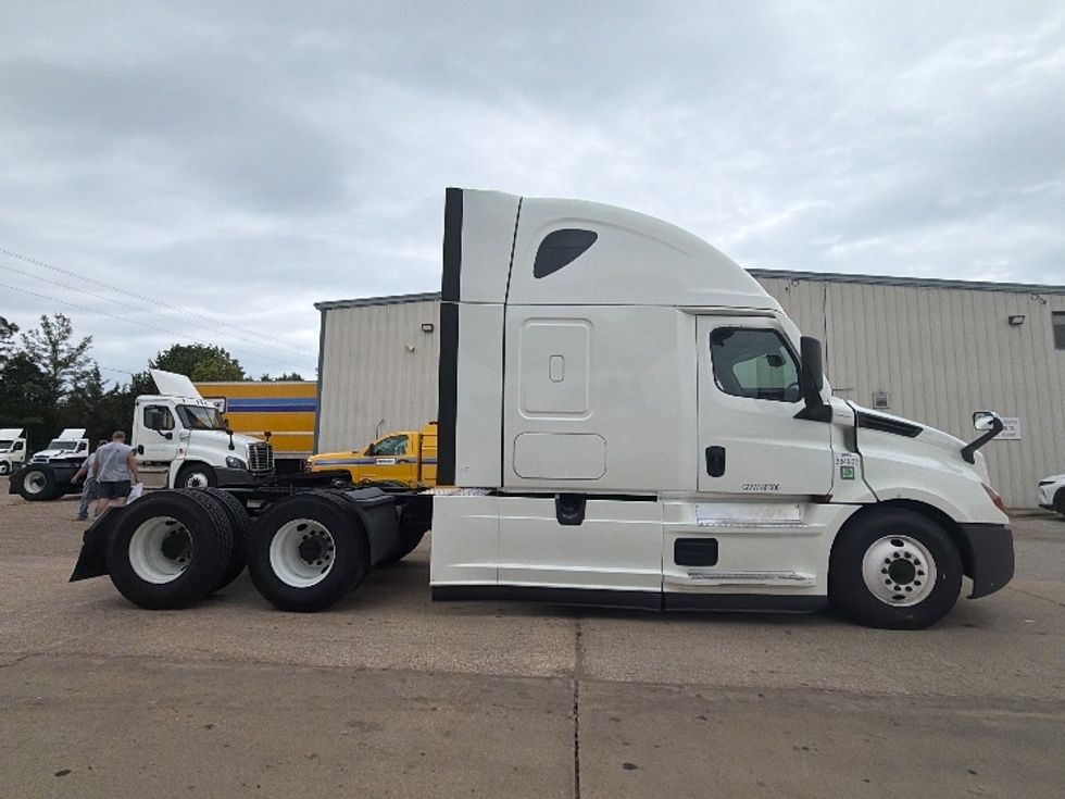 Sleeper Tractor-Heavy Duty Tractors-Freightliner-2022-T12664ST-Jackson-TN-540,068\n\t\tmiles-$ 65,250 - Image 8