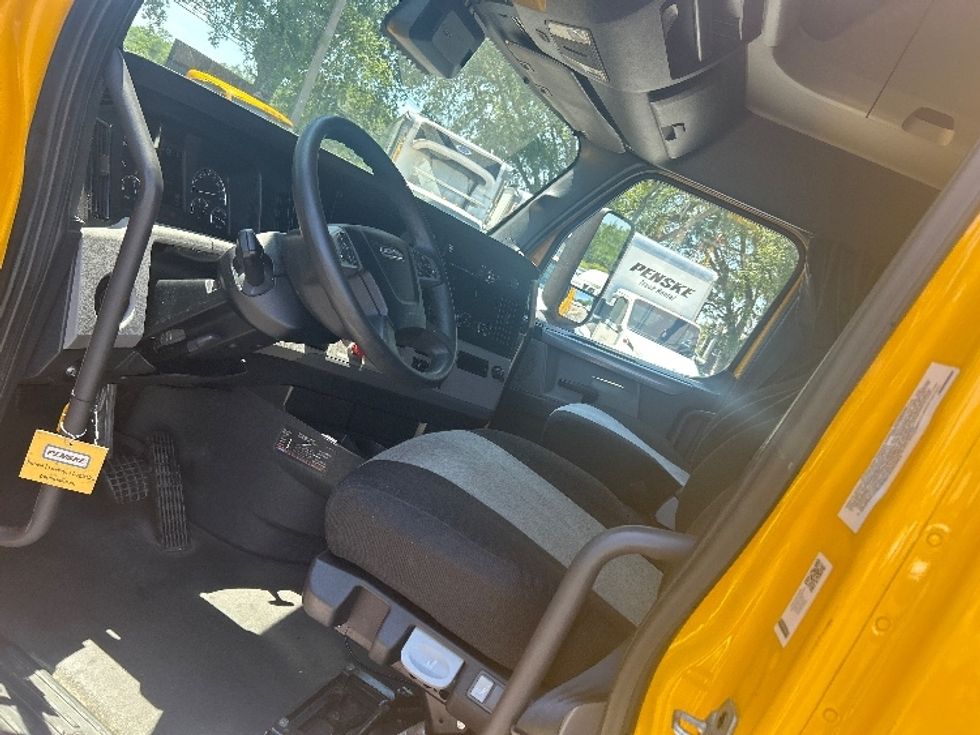 Sleeper Tractor-Heavy Duty Tractors-Freightliner-2022-T12664ST-Jacksonville-FL-387,793\n\t\tmiles-$ 78,250 - Image 10