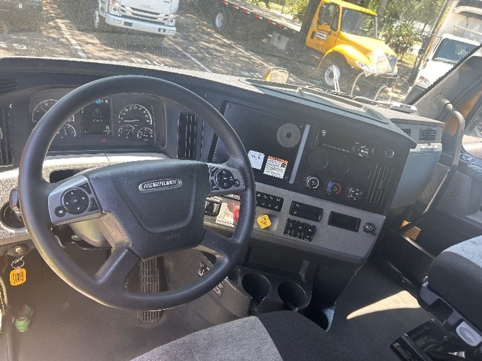 Sleeper Tractor-Heavy Duty Tractors-Freightliner-2022-T12664ST-Jacksonville-FL-387,793\n\t\tmiles-$ 78,250 - Image 11