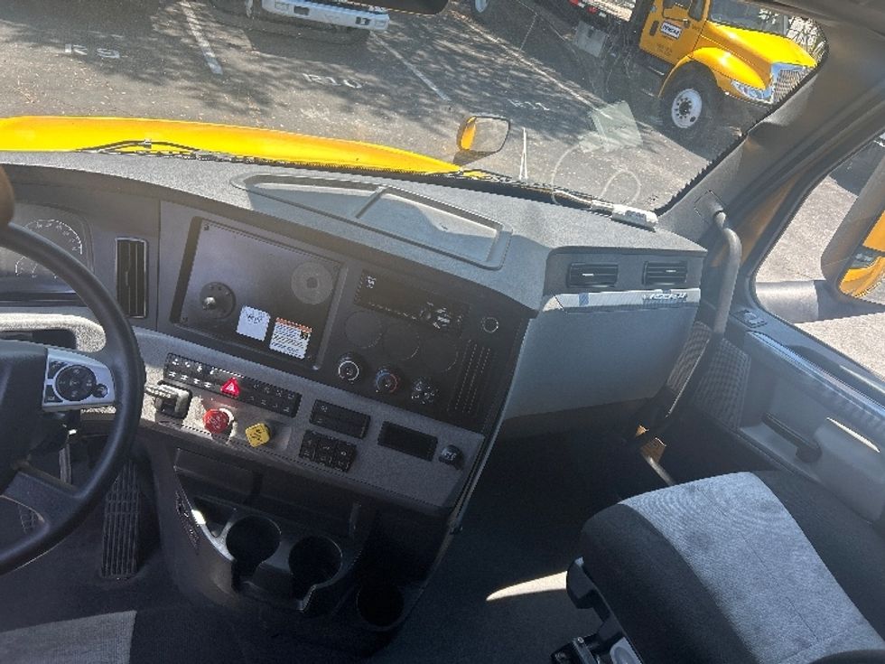 Sleeper Tractor-Heavy Duty Tractors-Freightliner-2022-T12664ST-Jacksonville-FL-387,793\n\t\tmiles-$ 78,250 - Image 12