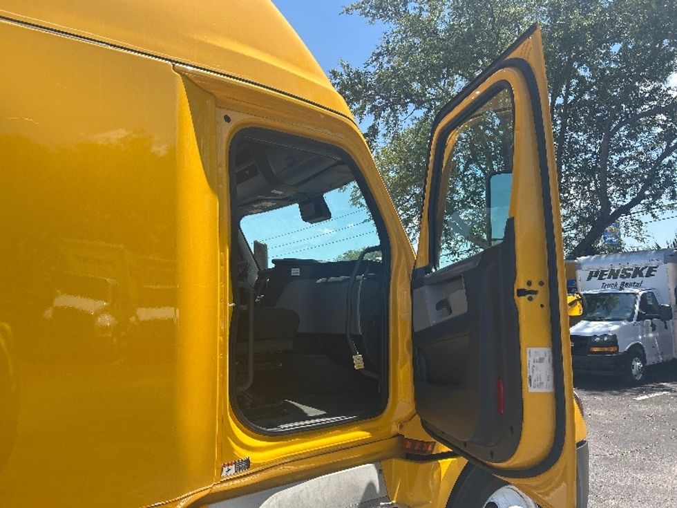 Sleeper Tractor-Heavy Duty Tractors-Freightliner-2022-T12664ST-Jacksonville-FL-387,793\n\t\tmiles-$ 78,250 - Image 13