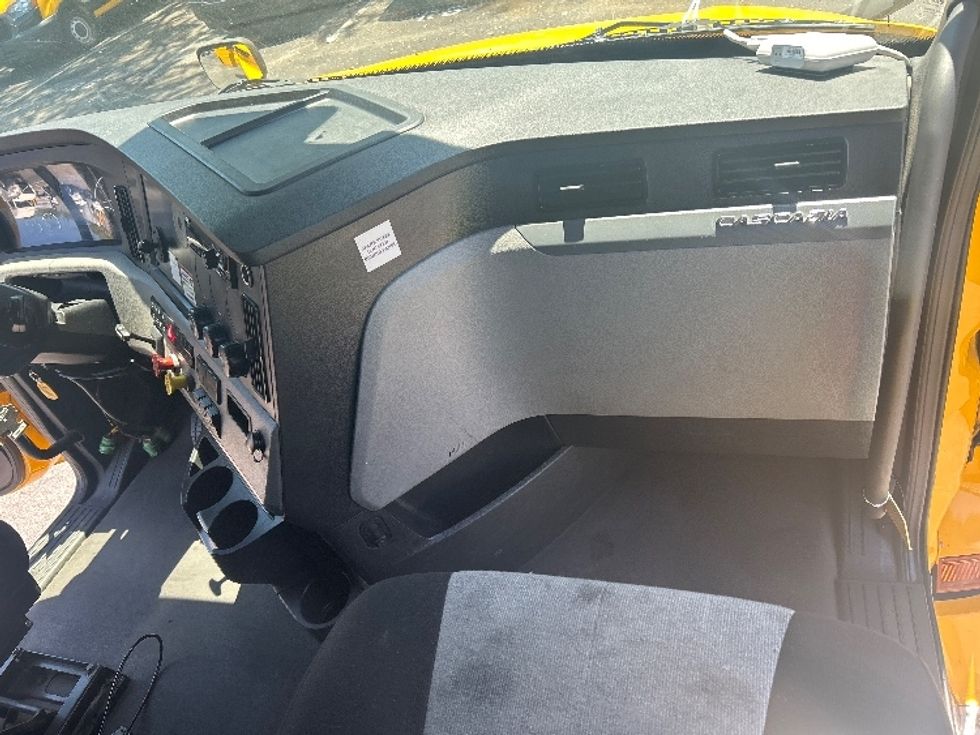 Sleeper Tractor-Heavy Duty Tractors-Freightliner-2022-T12664ST-Jacksonville-FL-387,793\n\t\tmiles-$ 78,250 - Image 14