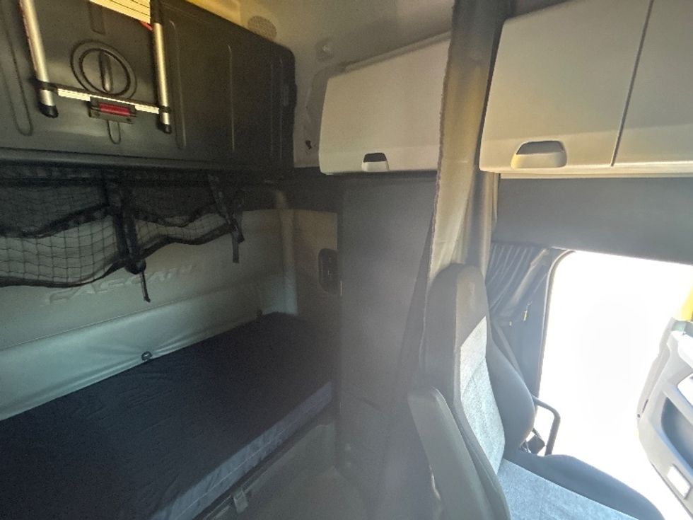 Sleeper Tractor-Heavy Duty Tractors-Freightliner-2022-T12664ST-Jacksonville-FL-387,793\n\t\tmiles-$ 78,250 - Image 18