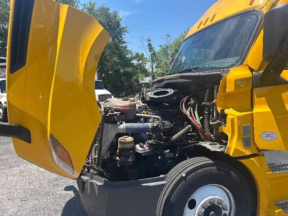 Sleeper Tractor-Heavy Duty Tractors-Freightliner-2022-T12664ST-Jacksonville-FL-387,793\n\t\tmiles-$ 78,250 - Image 21