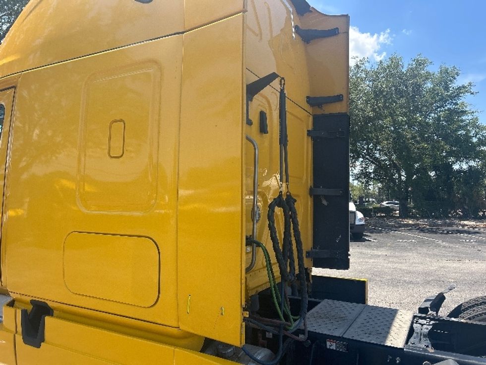Sleeper Tractor-Heavy Duty Tractors-Freightliner-2022-T12664ST-Jacksonville-FL-387,793\n\t\tmiles-$ 78,250 - Image 23