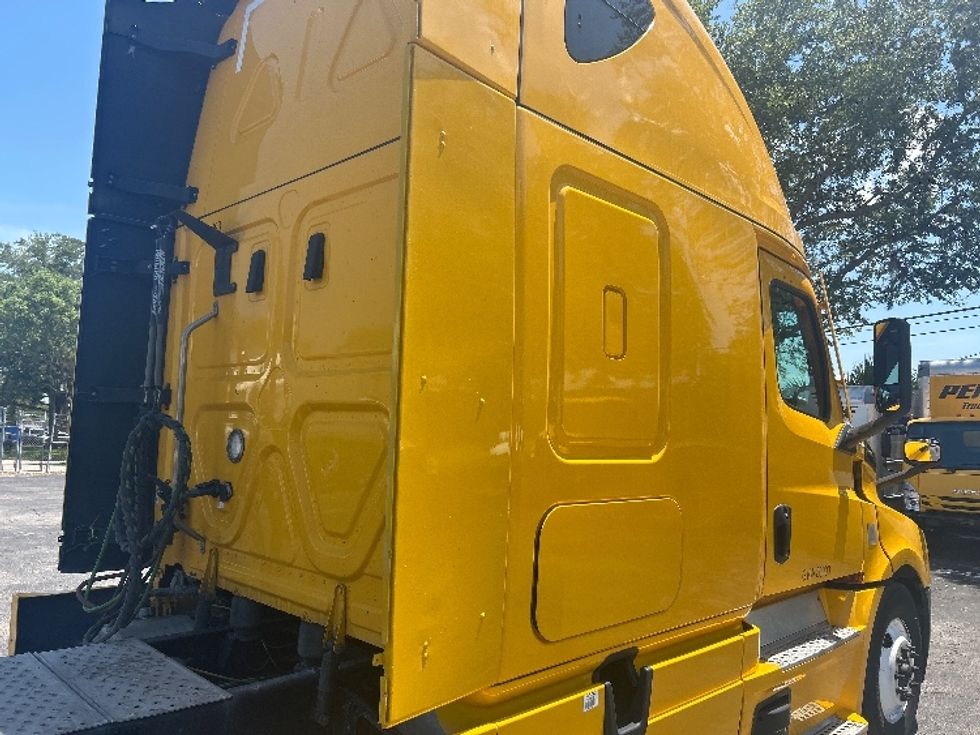 Sleeper Tractor-Heavy Duty Tractors-Freightliner-2022-T12664ST-Jacksonville-FL-387,793\n\t\tmiles-$ 78,250 - Image 25