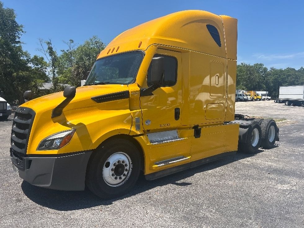 Sleeper Tractor-Heavy Duty Tractors-Freightliner-2022-T12664ST-Jacksonville-FL-387,793\n\t\tmiles-$ 78,250 - Image 3