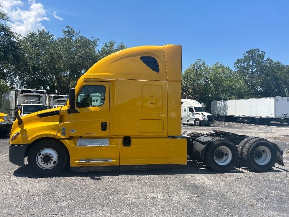 Sleeper Tractor-Heavy Duty Tractors-Freightliner-2022-T12664ST-Jacksonville-FL-387,793\n\t\tmiles-$ 78,250 - Image 4