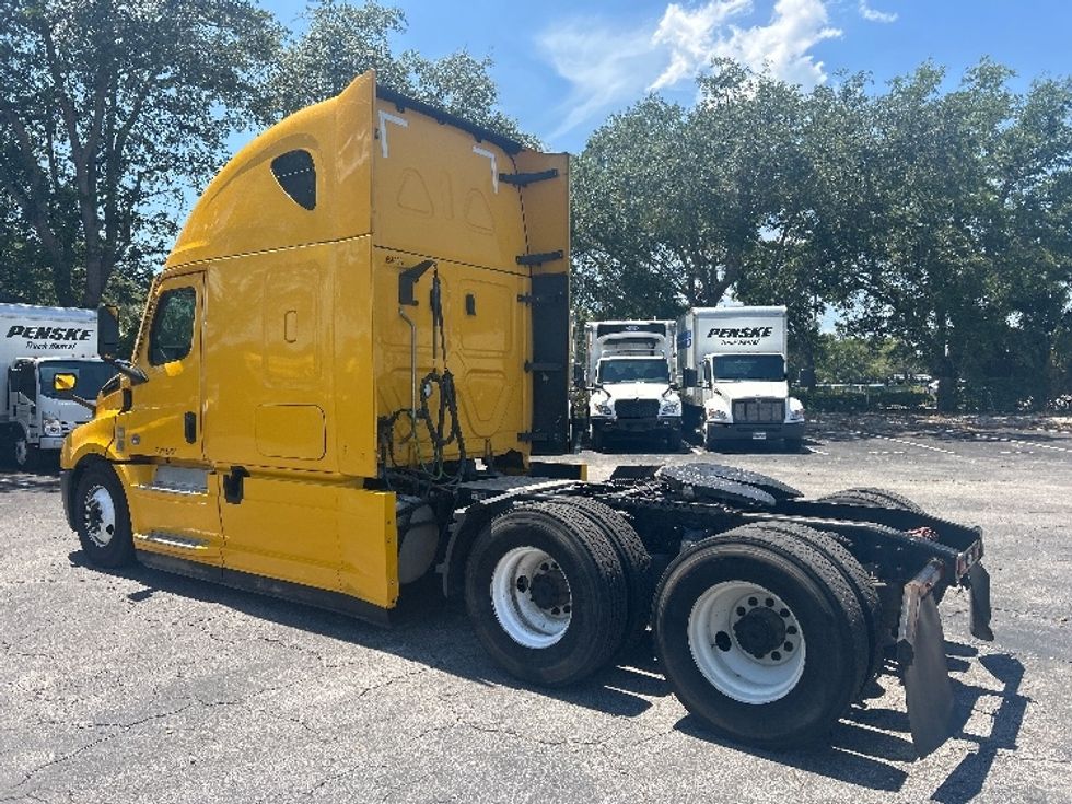 Sleeper Tractor-Heavy Duty Tractors-Freightliner-2022-T12664ST-Jacksonville-FL-387,793\n\t\tmiles-$ 78,250 - Image 5
