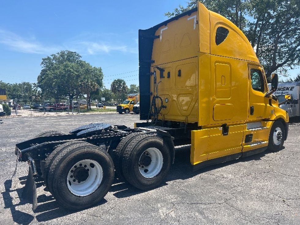Sleeper Tractor-Heavy Duty Tractors-Freightliner-2022-T12664ST-Jacksonville-FL-387,793\n\t\tmiles-$ 78,250 - Image 7