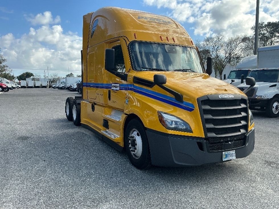 Sleeper Tractor-Heavy Duty Tractors-Freightliner-2022-T12664ST-Jacksonville-FL-409,520\n\t\tmiles-$ 71,250 - Image 1