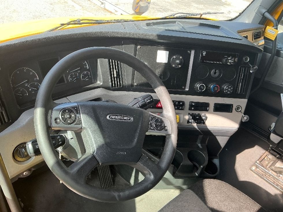 Sleeper Tractor-Heavy Duty Tractors-Freightliner-2022-T12664ST-Jacksonville-FL-409,520\n\t\tmiles-$ 71,250 - Image 12