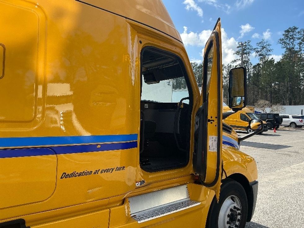 Sleeper Tractor-Heavy Duty Tractors-Freightliner-2022-T12664ST-Jacksonville-FL-409,520\n\t\tmiles-$ 71,250 - Image 13