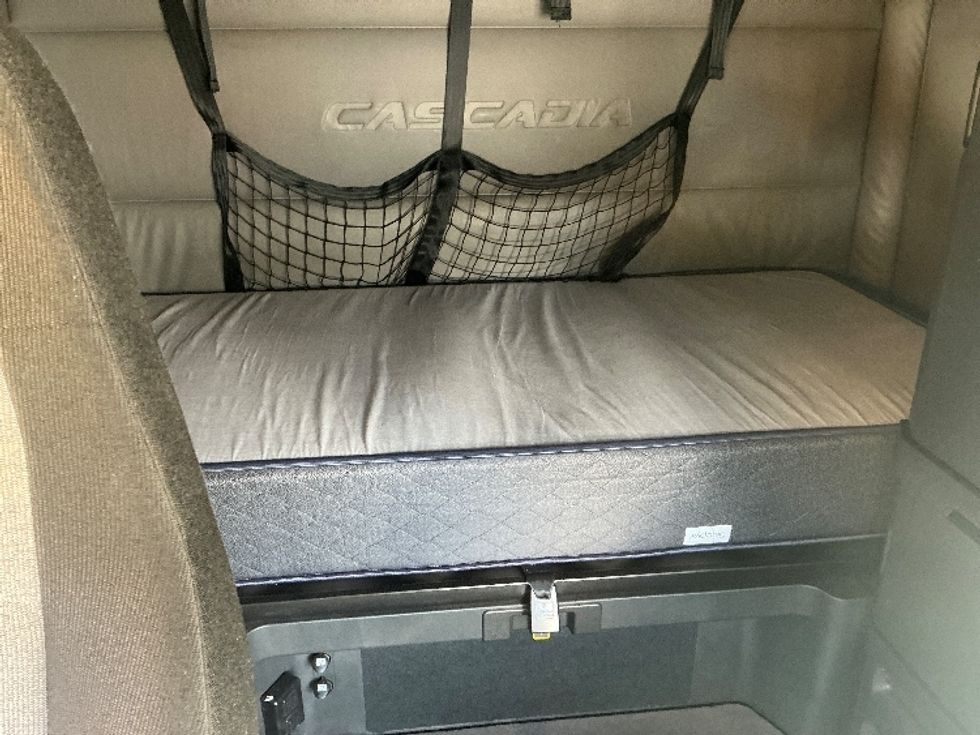 Sleeper Tractor-Heavy Duty Tractors-Freightliner-2022-T12664ST-Jacksonville-FL-409,520\n\t\tmiles-$ 71,250 - Image 16