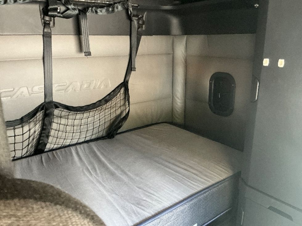 Sleeper Tractor-Heavy Duty Tractors-Freightliner-2022-T12664ST-Jacksonville-FL-409,520\n\t\tmiles-$ 71,250 - Image 17