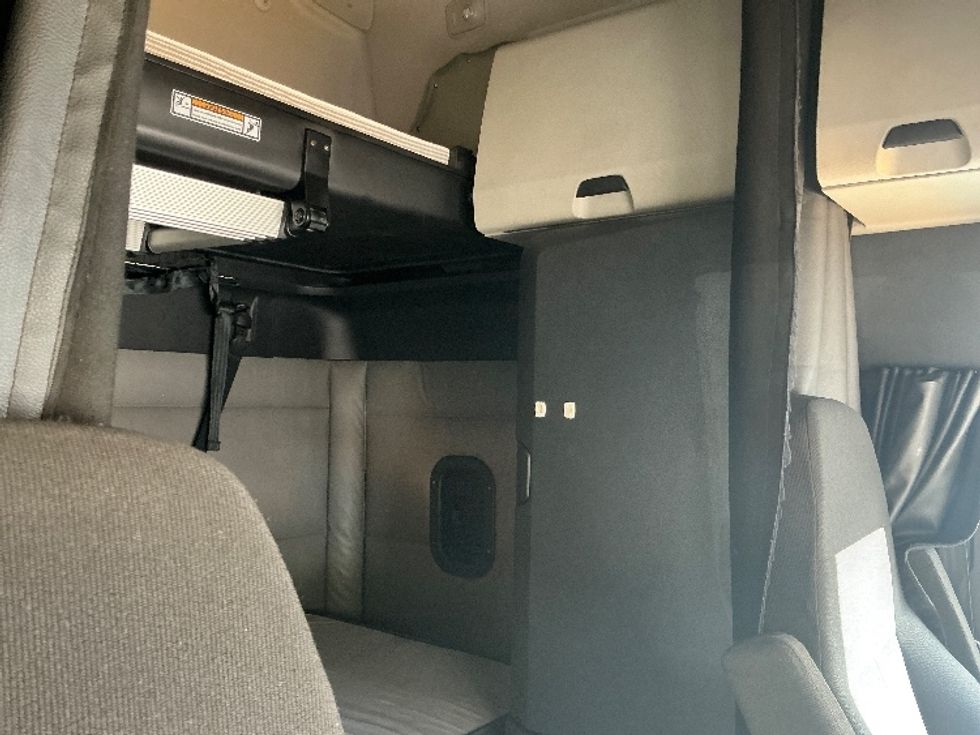 Sleeper Tractor-Heavy Duty Tractors-Freightliner-2022-T12664ST-Jacksonville-FL-409,520\n\t\tmiles-$ 71,250 - Image 18