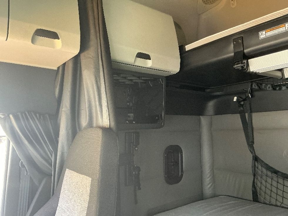 Sleeper Tractor-Heavy Duty Tractors-Freightliner-2022-T12664ST-Jacksonville-FL-409,520\n\t\tmiles-$ 71,250 - Image 19