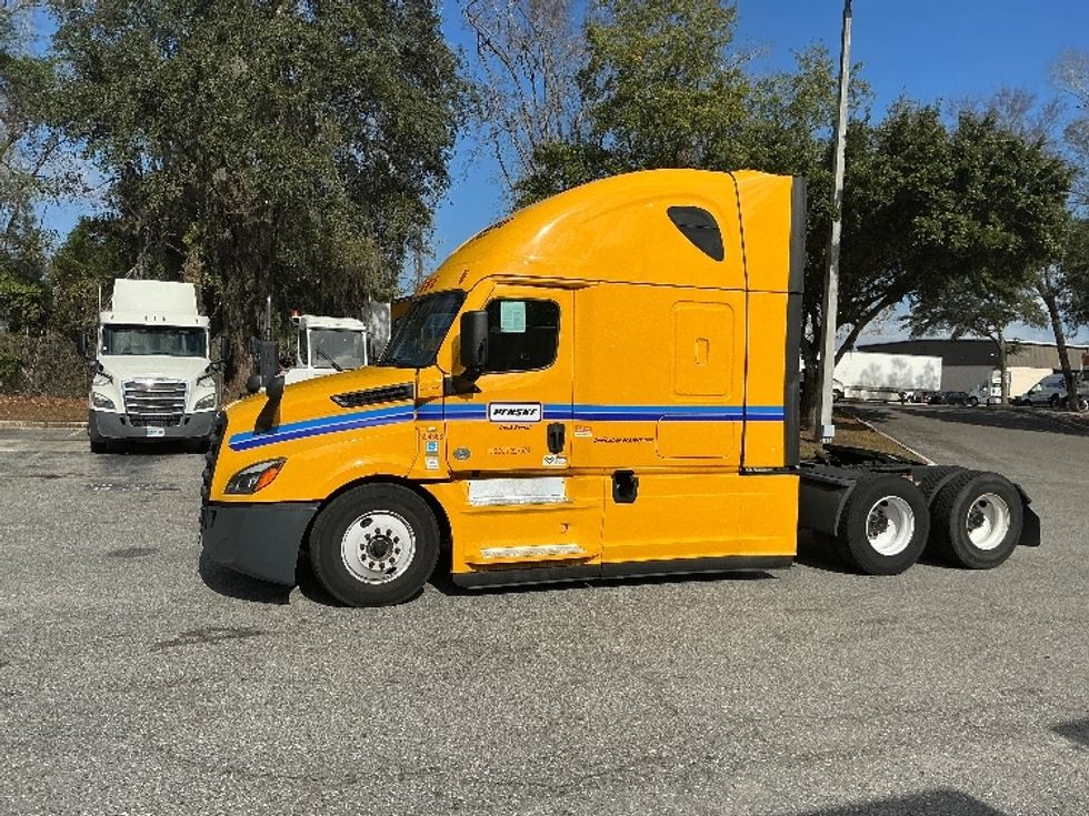 Sleeper Tractor-Heavy Duty Tractors-Freightliner-2022-T12664ST-Jacksonville-FL-409,520\n\t\tmiles-$ 71,250 - Image 4
