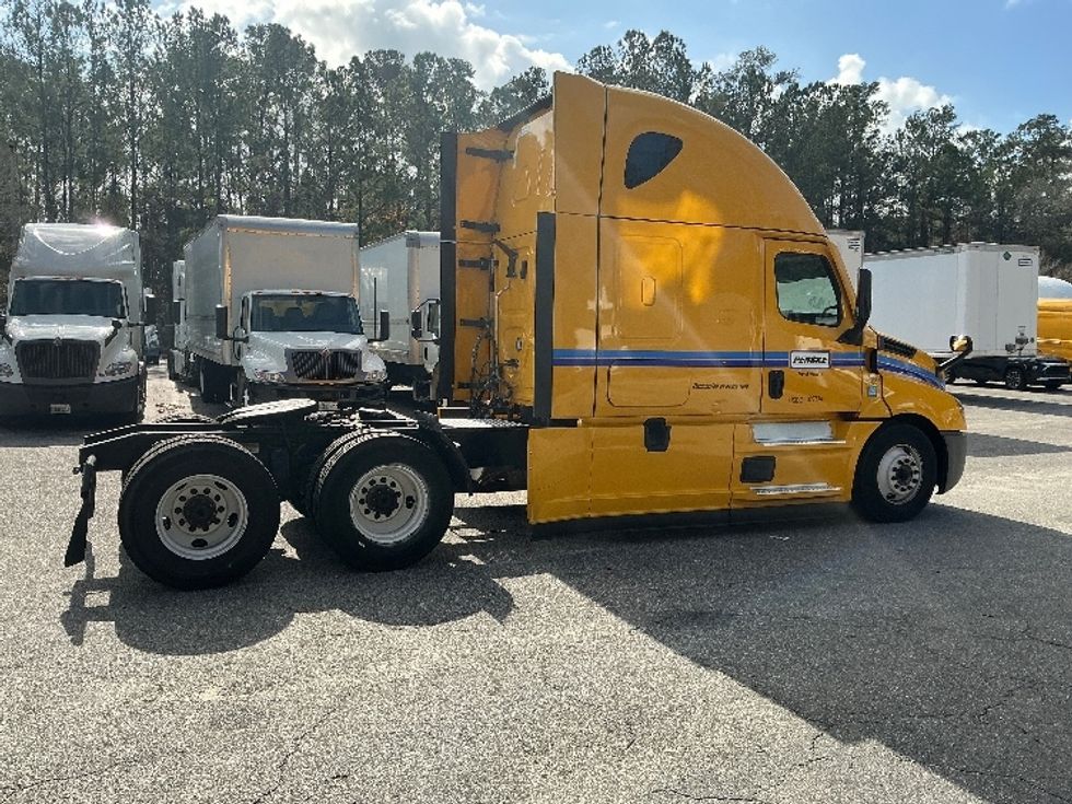 Sleeper Tractor-Heavy Duty Tractors-Freightliner-2022-T12664ST-Jacksonville-FL-409,520\n\t\tmiles-$ 71,250 - Image 8