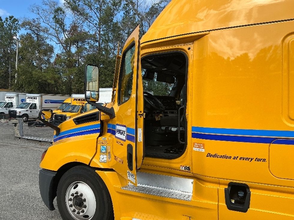 Sleeper Tractor-Heavy Duty Tractors-Freightliner-2022-T12664ST-Jacksonville-FL-409,520\n\t\tmiles-$ 71,250 - Image 9