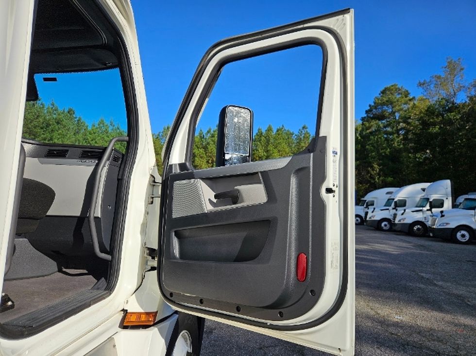 Sleeper Tractor-Heavy Duty Tractors-Freightliner-2022-T12664ST-Jacksonville-FL-480,823\n\t\tmiles-$ 71,000 - Image 12