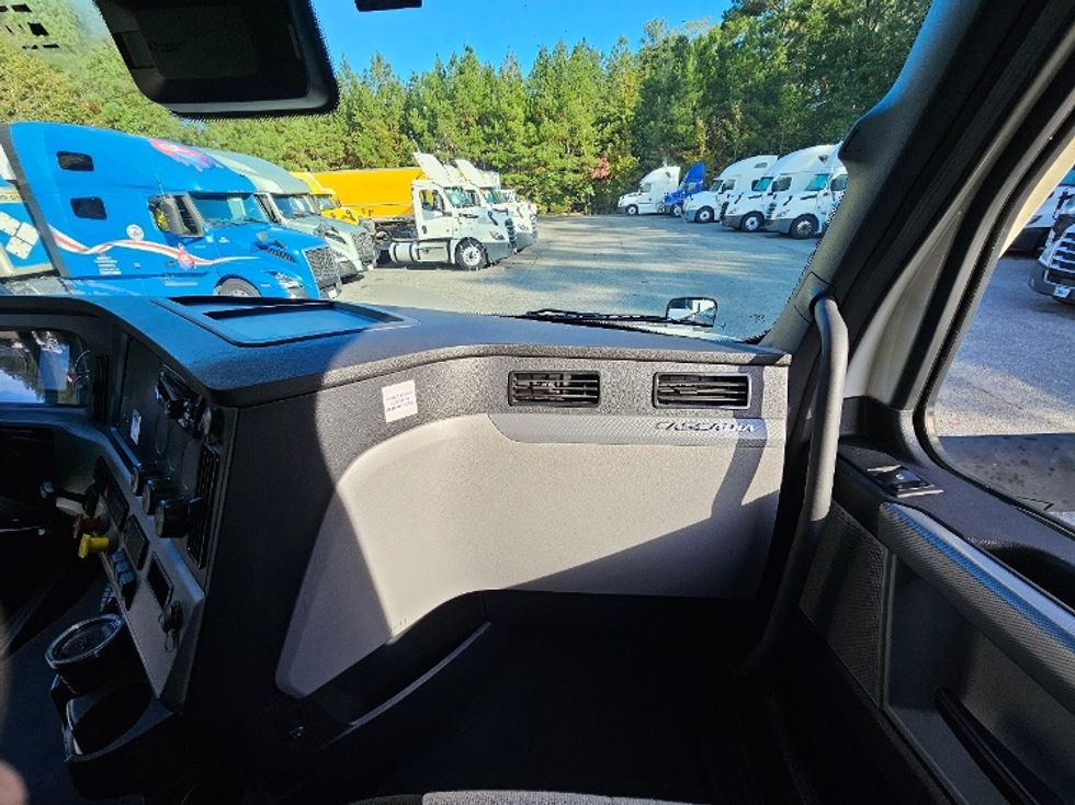 Sleeper Tractor-Heavy Duty Tractors-Freightliner-2022-T12664ST-Jacksonville-FL-480,823\n\t\tmiles-$ 71,000 - Image 13