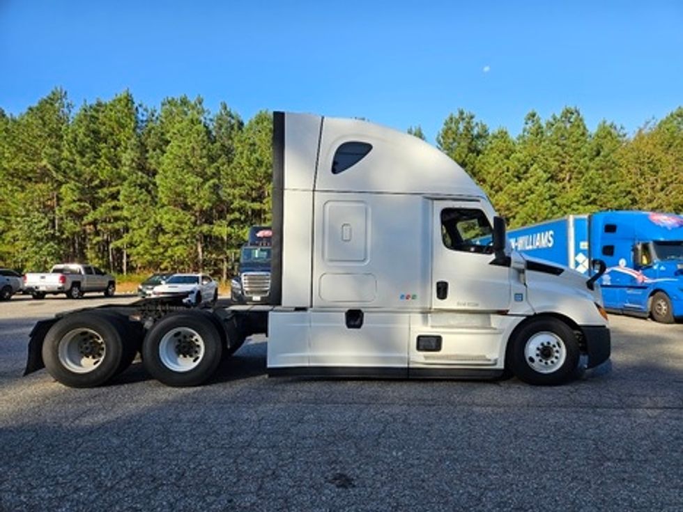Sleeper Tractor-Heavy Duty Tractors-Freightliner-2022-T12664ST-Jacksonville-FL-480,823\n\t\tmiles-$ 71,000 - Image 4