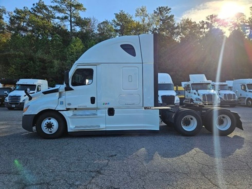 Sleeper Tractor-Heavy Duty Tractors-Freightliner-2022-T12664ST-Jacksonville-FL-480,823\n\t\tmiles-$ 71,000 - Image 8